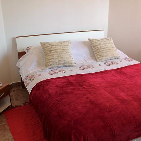 Apartment Mis Floura غييكا المظهر الخارجي الصورة