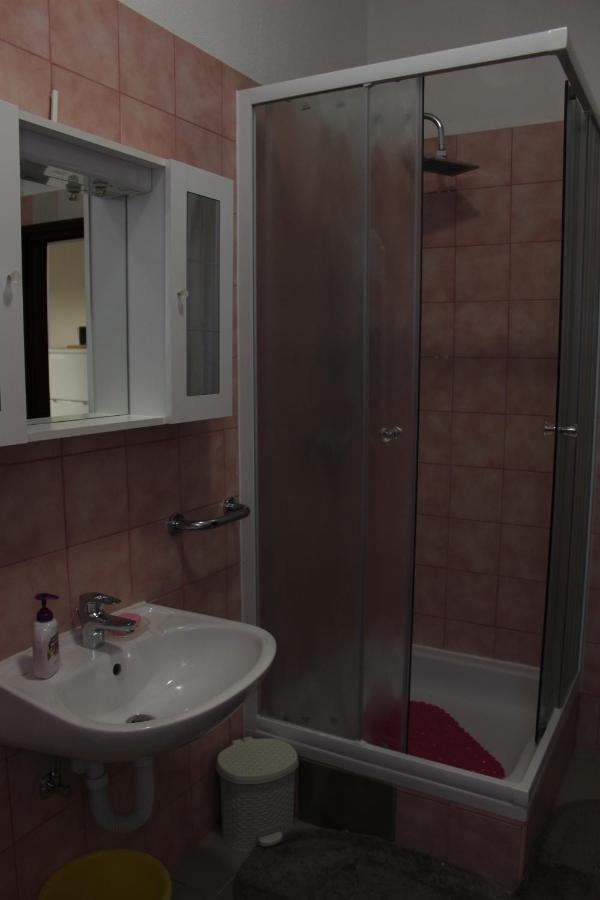 Apartment Mis Floura غييكا المظهر الخارجي الصورة