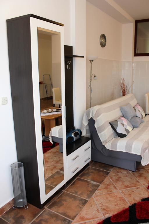 Apartment Mis Floura غييكا المظهر الخارجي الصورة