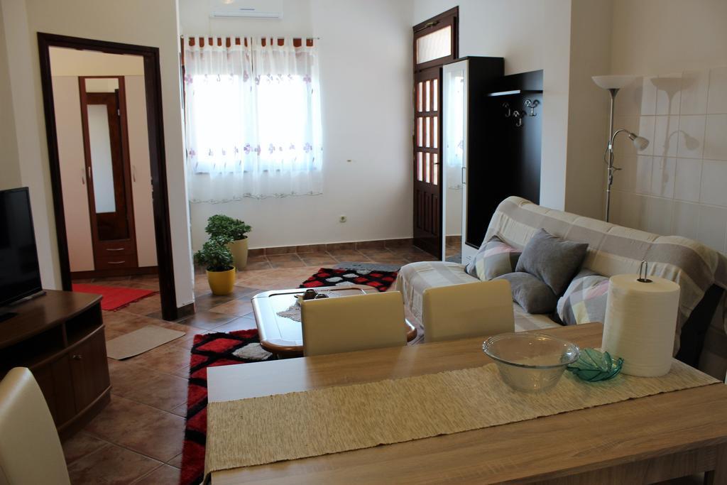 Apartment Mis Floura غييكا المظهر الخارجي الصورة
