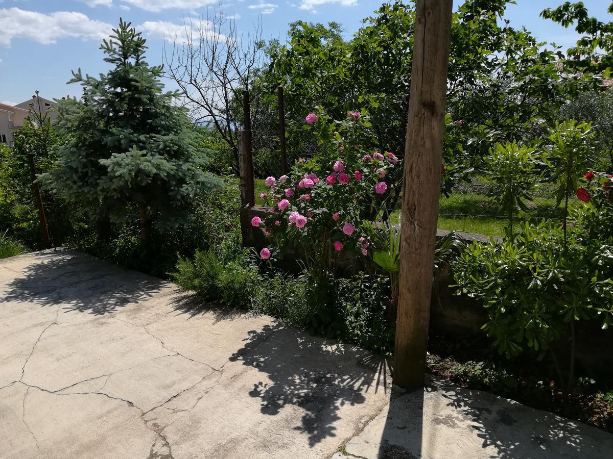 Apartment Mis Floura غييكا المظهر الخارجي الصورة