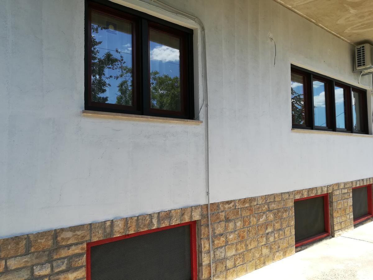 Apartment Mis Floura غييكا المظهر الخارجي الصورة