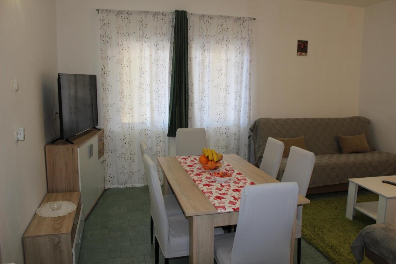 Apartment Mis Floura غييكا المظهر الخارجي الصورة