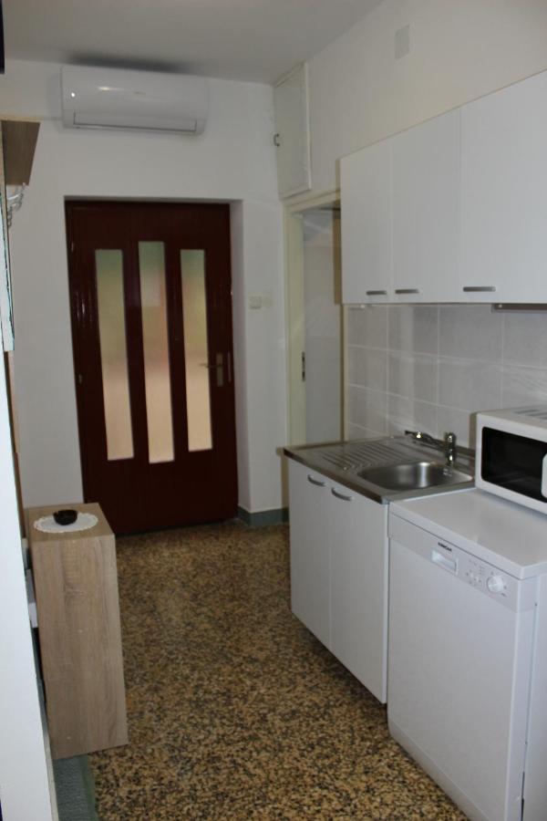 Apartment Mis Floura غييكا المظهر الخارجي الصورة